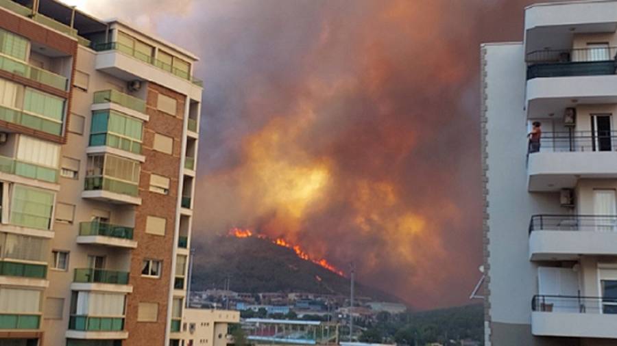 Πύρινος εφιάλτης για τρίτη ημέρα στη Σμύρνη