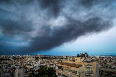 Φωτιά Ωραιόκαστρο: Κάηκαν επιχειρήσεις και βιοτεχνίες - Τοξικό νέφος 20 χλμ. στη Θεσσαλονίκη