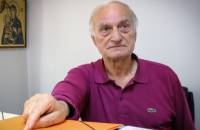 Σε κρίσιμη κατάσταση νοσηλεύεται ο Μανώλης Μαυρομμάτης και η σύζυγός του μετά τη φωτιά στο σπίτι τους