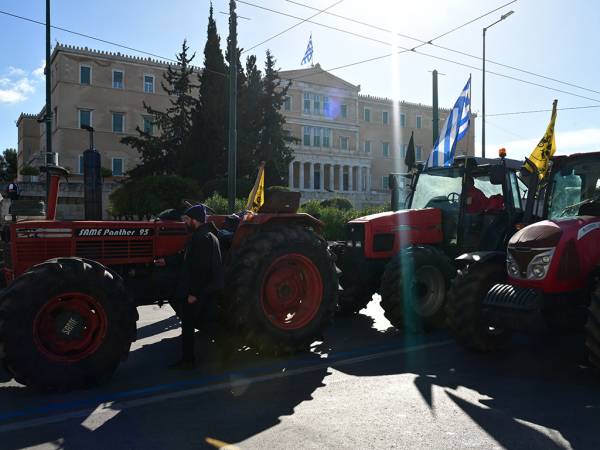 Αποχώρησαν τα τρακτέρ από το Σύνταγμα