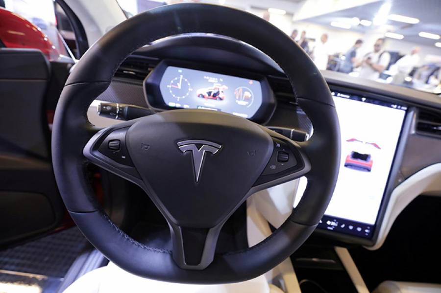 Tesla: Ανάκληση 40.000 οχημάτων λόγω πιθανής απώλειας του συστήματος υποβοήθησης τιμονιού