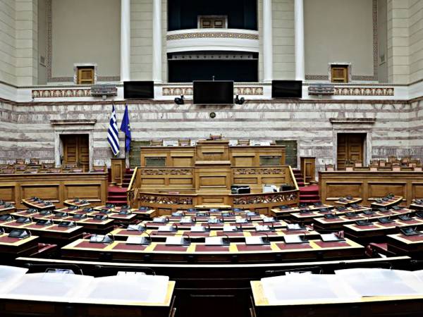 Υπερψηφίστηκε η τροπολογία για τους μετανάστες - Ο Αντ. Σαμαράς ψήφισε «όχι»