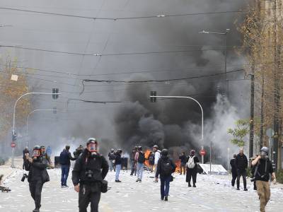 LIVE εικόνα: Διέλυσαν τη μεγαλειώδη συγκέντρωση για τα Τέμπη - Μολότοφ στο Σύνταγμα