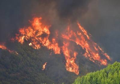 Ηλεία: Τιτάνια μάχη να τεθεί η φωτιά υπό έλεγχο