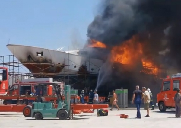 Έκρηξη και φωτιά σε θαλαμηγό στο ναυπηγείο Ταρσανά της Σύρου