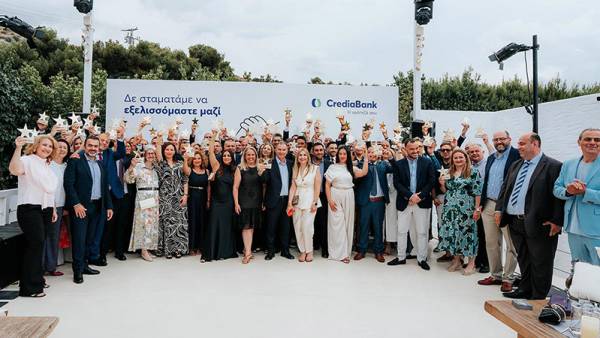 CrediaBank: Βράβευση για τους πρώτους αποφοίτους των δύο προγραμμάτων της