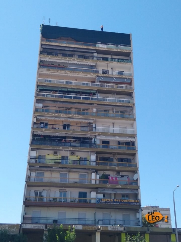 Θεσσαλονίκη: Άνδρας απειλεί να πέσει από δωδεκαόροφη πολυκατοικία