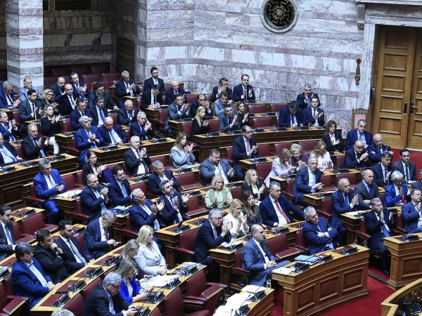 Μηταράκης, Τσιάρας, Παπακώστα, Κεφαλογιάννης, Σκρέκας ζητούν την άρση της ασυλίας τους