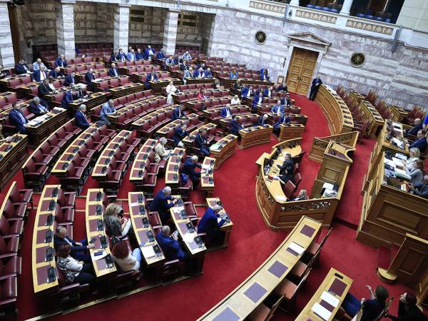 Ολομέλεια Βουλής: «Ναι» στην άρση ασυλίας της Ζωής Κωνσταντοπούλου, «όχι» για Αυγενάκη, Λαζαρίδη