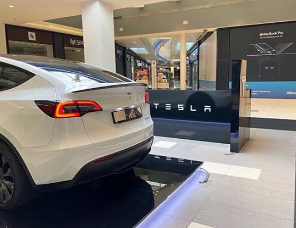 Tesla: Άνοιξε pop-up store στη Θεσσαλονίκη