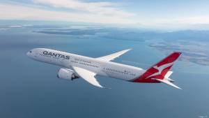 Qantas: Καταργεί τις στολές με βάση το φύλο και επιτρέπει το μακιγιάζ στους άντρες αεροσυνοδούς