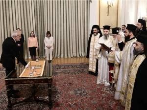 Ορκίστηκε υπηρεσιακός πρωθυπουργός ο Ιωάννης Σαρμάς