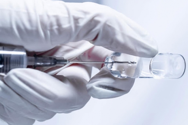 Pfizer και BioNTech ενδέχεται να διοχετεύσουν στην ΕΕ 200 εκατ. δόσεις του υποψήφιου mRNA εμβολίου