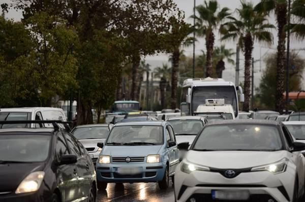 Μεγάλα μποτιλιαρίσματα στους δρόμους της Αττικής λόγω βροχής
