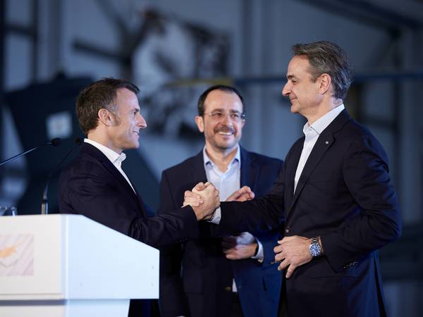 Ε. Μακρόν: «Όποιος επιτίθεται στην Κύπρο, επιτίθεται στην Ευρώπη» - Κυρ. Μητσοτάκης: «Δεν είναι και δεν θα μείνει ποτέ μόνη»