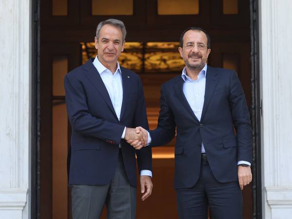 Συνάντηση Μητσοτάκη - Χριστοδουλίδη: Στηρίζουμε τις πρωτοβουλίες για επανέναρξη των συνομιλιών στο Κυπριακό