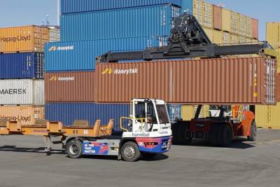 Contship introduces the first fully electric port tractor into quay operations