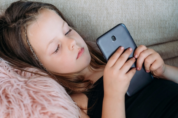 Βρετανία: Τα περισσότερα παιδιά κοιμούνται με το κινητό τους δίπλα στο κρεβάτι