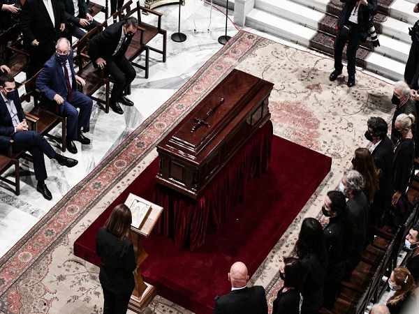 Πλήθος κόσμου αποχαιρέτισε τον Μίκη Θεοδωράκη έξω από τη Μητρόπολη Αθηνών