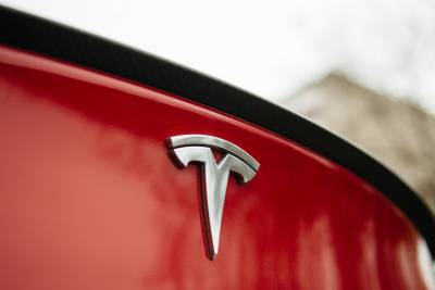 Tesla: Απολύει εκαντοντάδες υπαλλήλους από την ομάδα του Autopilot
