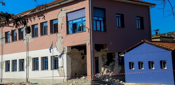 Κατατίθενται σήμερα 300.000 ευρώ σε κάθε σεισμόπληκτο δήμο