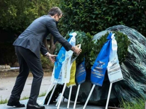 Ο Κ. Μητσοτάκης κατέθεσε στεφάνι στο Πολυτεχνείο: «Με υπευθυνότητα να βγούμε πιο ισχυροί και ενωμένοι»