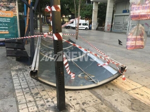 Λεωφορείο προσέκρουσε σε στάση στην οδό Φιλελλήνων - Τραυματίστηκε μια γυναίκα