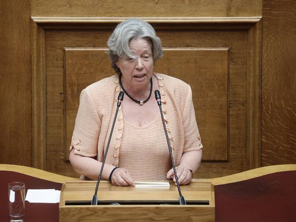 Λινού: «Δεν παραδίδω την έδρα» - «Βέλη» κατά Κασσελάκη και Πολάκη