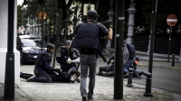 Βέλγιο: Αστυνομικοί κρατούν έφηβο στο έδαφος πατώντας τον με τα γόνατα