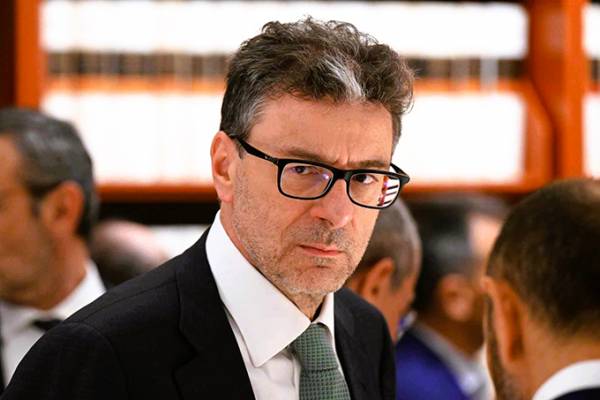 Ιταλός ΥΠΟΙΚ: Θυσιάζει ασφαλιστικές και τράπεζες με έκτακτη εισφορά 3,5 δισ. ευρώ για να μην αυξηθούν οι φόροι