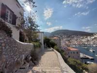 Την Παρασκευή (24/06) βγαίνει «στο σφυρί» η βίλα Κοντομηνά στην Ύδρα