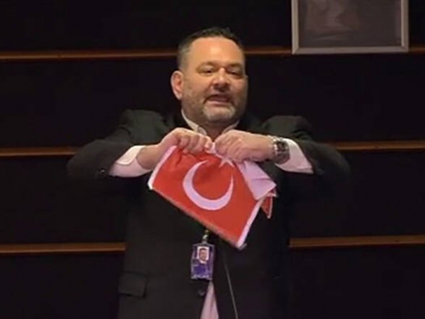 Ο Γιάννης Λαγός έσκισε την τουρκική σημαία στο ευρωκοινοβούλιο (vid)