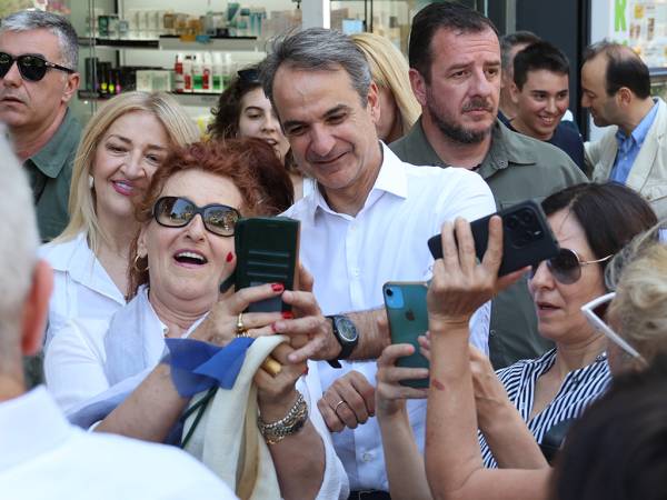 Στην κεντρική αγορά της Ν. Σμύρνης ο Κυριάκος Μητσοτάκης