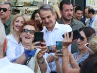 Στην κεντρική αγορά της Ν. Σμύρνης ο Κυριάκος Μητσοτάκης