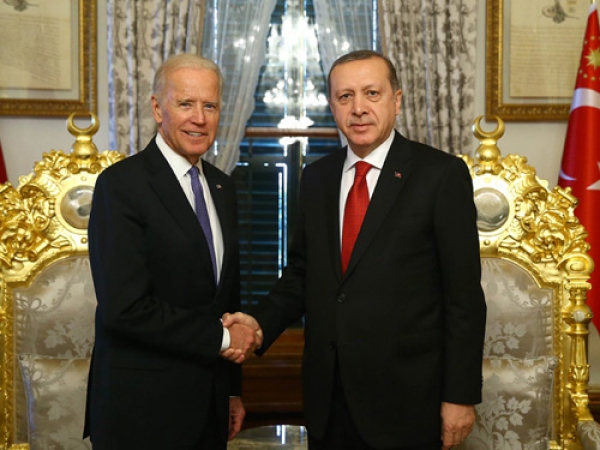 ΗΠΑ-Τουρκία: Μπαράζ διμερών επαφών δι&#039; αντιπροσώπων - Καμία συνομιλία Ερντογάν-Μπάιντεν