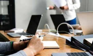 Εργασία εξ αποστάσεως επιλέγουν οι κορυφαίοι εργοδότες - Δύο-τρεις μέρες στο γραφείο, δύο-τρεις μέρες στο σπίτι