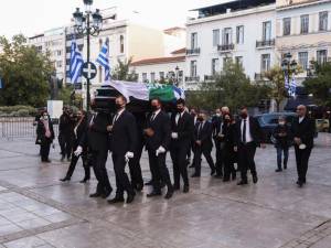 Η Ελλάδα αποχαιρετά την Φώφη Γεννηματά - Πλήθος κόσμου στη Μητρόπολη