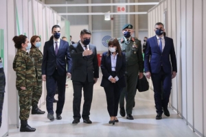 Επίσκεψη Κατερίνας Σακελλαροπούλου στο εμβολιαστικό κέντρο του Ελληνικού