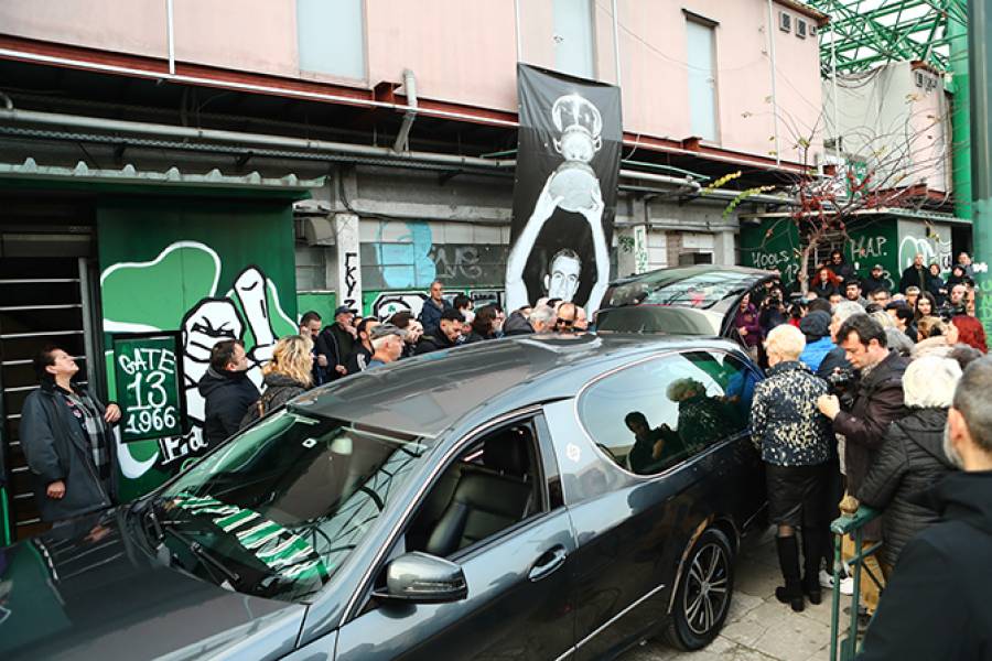 Συγκίνηση στην τελευταία στάση του «Στρατηγού» Μίμη Δομάζου στη Λεωφόρο