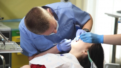 Χωρίς rapid test τελικά οι εμβολιασμένοι στον οδοντίατρο