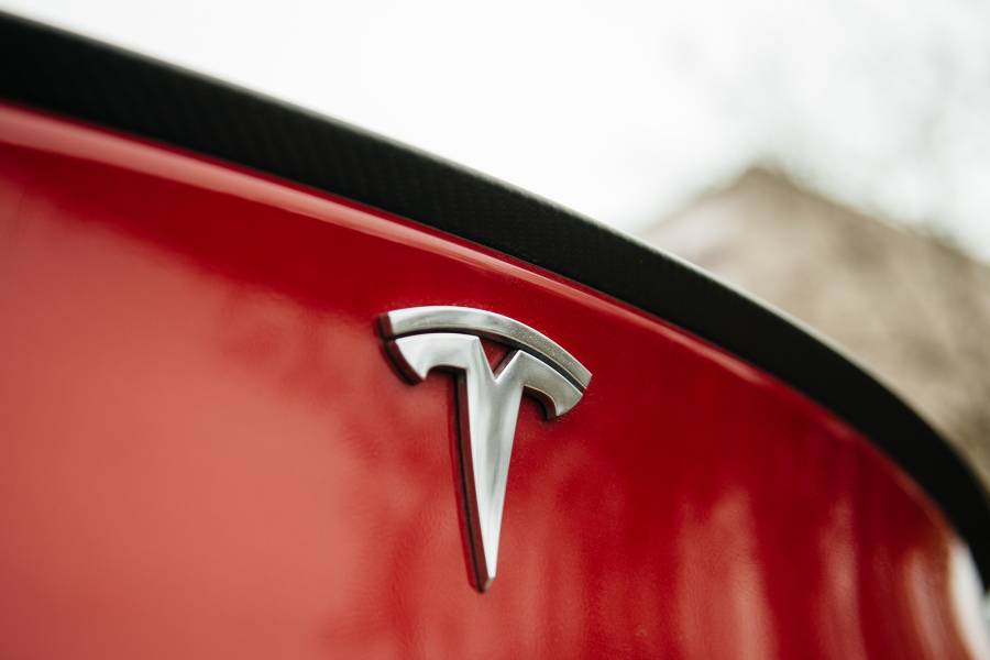 Tesla: Ανακαλεί 1,8 εκατ. οχήματά της στις ΗΠΑ