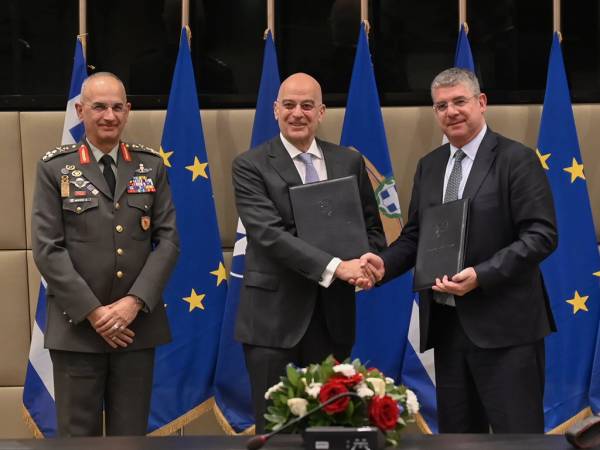 Ο Ν. Δένδιας υπέγραψε προγραμματική συμφωνία με τον αντιπρόεδρο της ΕΤΕπ για έργα ενεργειακής αναβάθμισης σε 40 ενεργοβόρα στρατόπεδα