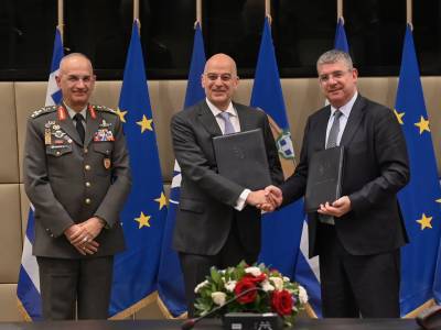 Ο Ν. Δένδιας υπέγραψε προγραμματική συμφωνία με τον αντιπρόεδρο της ΕΤΕπ για έργα ενεργειακής αναβάθμισης σε 40 ενεργοβόρα στρατόπεδα