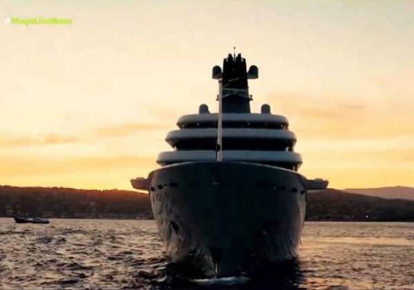 Νότια της Κρήτης το γιοτ του Αμπράμοβιτς που δεν μπορεί να πιάσει λιμάνι