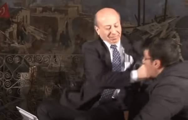 Τουρκία: Σάλος με δημοσιογράφο που χαστούκισε τεχνικό στον αέρα