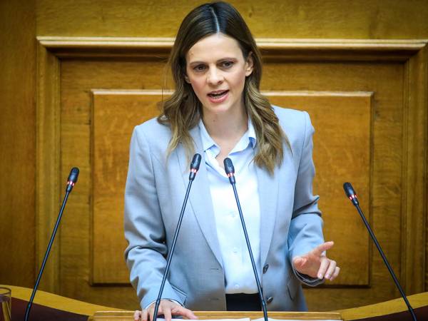 Έφη Αχτσιόγλου: Παραιτείται και από βουλευτής