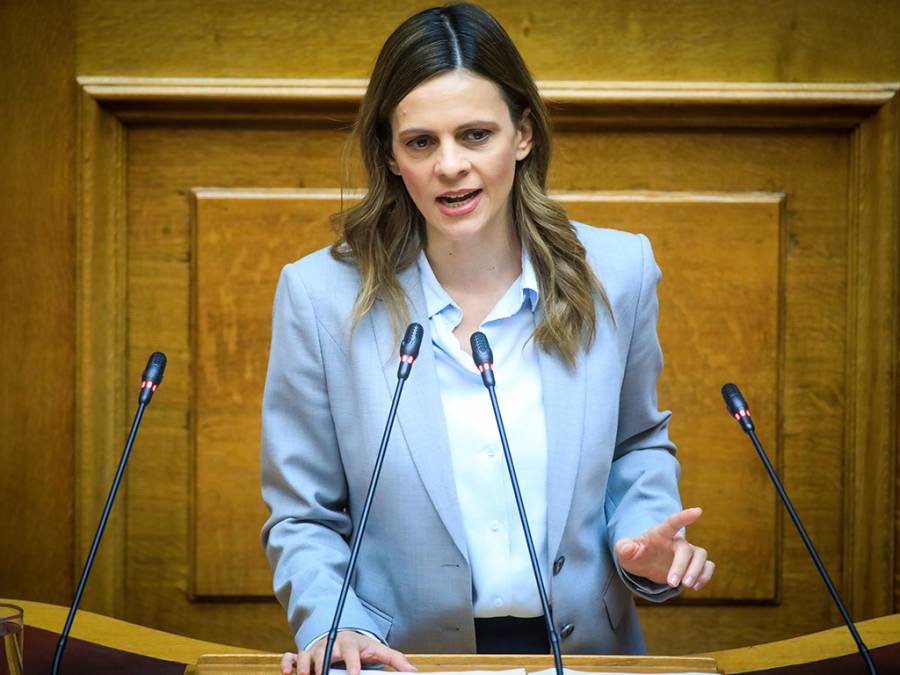 Έφη Αχτσιόγλου: Παραιτείται και από βουλευτής