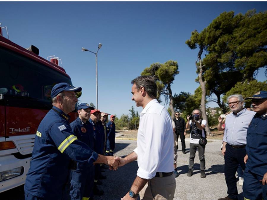Αυτοψία Μητσοτάκη στις πληγείσες περιοχές της Πεντέλης