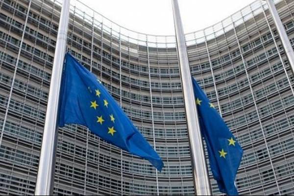 ΕΕ: Μεσίστιες οι σημαίες στα κτήρια της Κομισιόν για τα θύματα της τραγωδίας των Τεμπών
