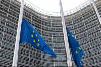 ΕΕ: Μεσίστιες οι σημαίες στα κτήρια της Κομισιόν για τα θύματα της τραγωδίας των Τεμπών